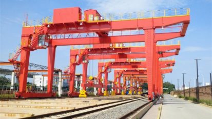 衛(wèi)華智造四臺聯(lián)吊百米軌道起重機